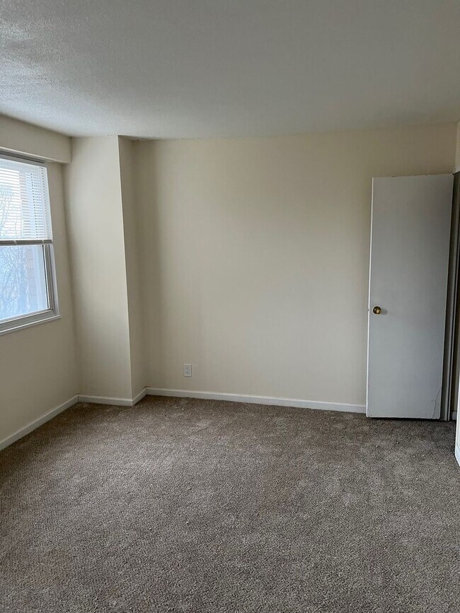 Building Photo - One Bedroom Unit