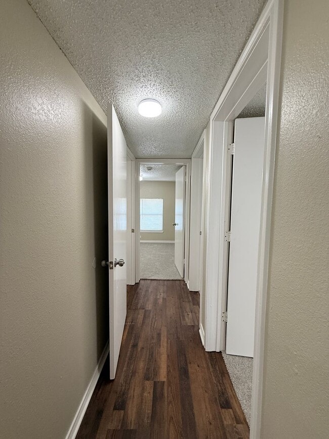 Building Photo - 3 Bedroom 2 Bath 2 Story Updated