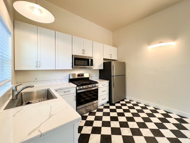 Building Photo - Modern Studio Apartment with Bonus Room, P...