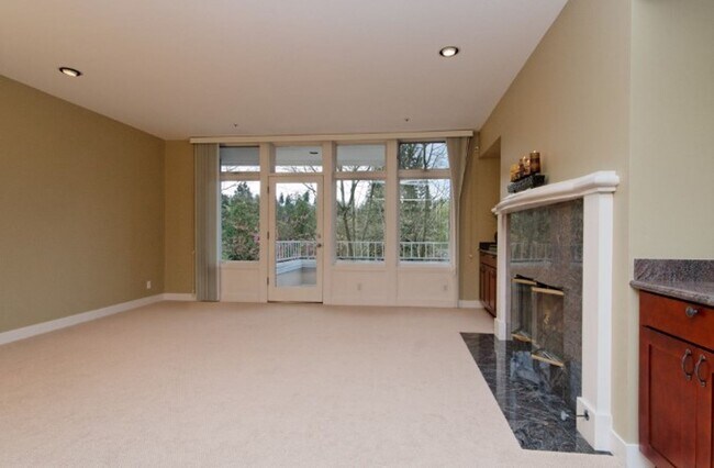 Building Photo - 2bd/2ba Bellevue Condo