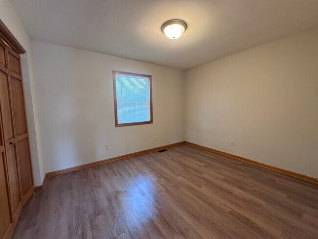 Building Photo - 1353 Lakeview Ave