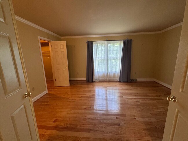 Building Photo - 102 Ravenwood Pl