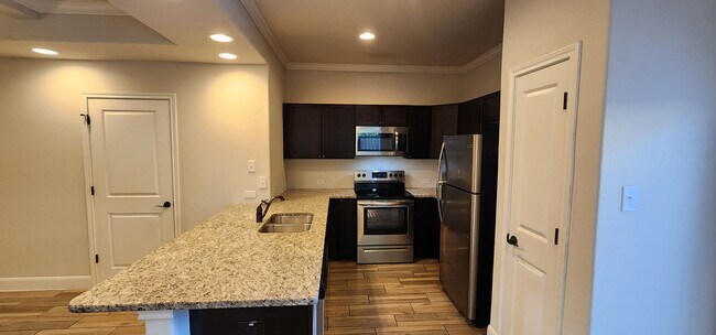 Building Photo - Townhome for rent