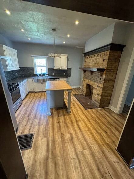 Building Photo - 1948 Broadway Ave