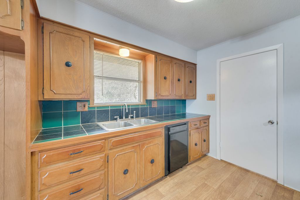 Building Photo - 1331 Crestview Dr