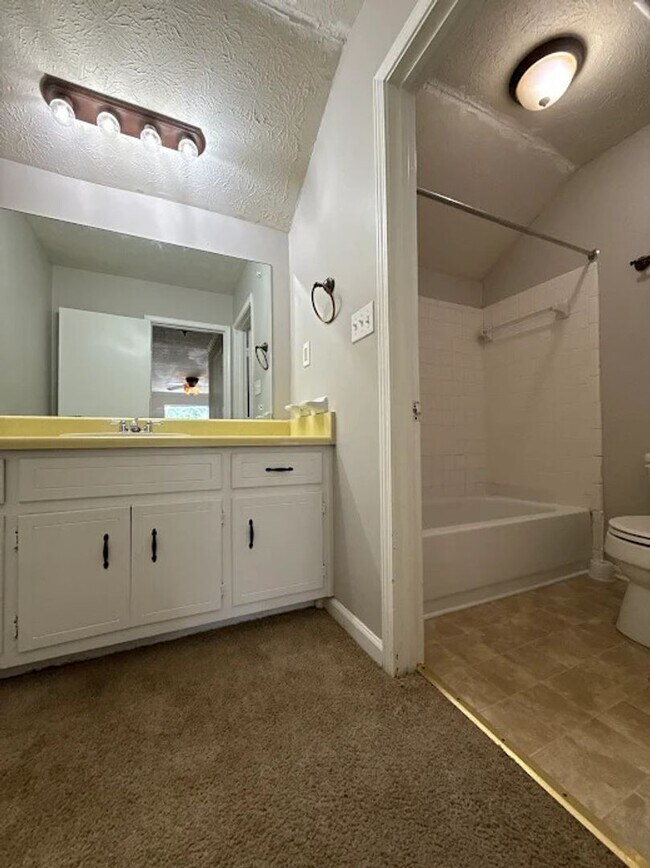 Building Photo - 3 Bed  2.5 bath in Stone Mountain!