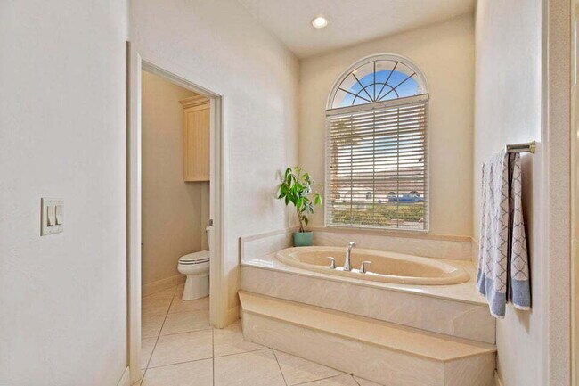 Building Photo - Spacious 5 bed 3 bath with large back yard.