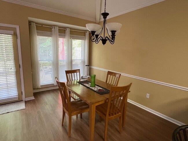 Building Photo - 32 Oak Park Point