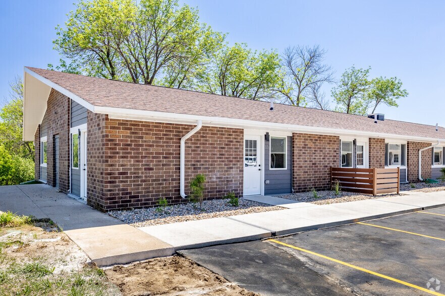 Building Photo - Woodland Hills Townhomes – Comfortable & Convenient Living in Sioux City!