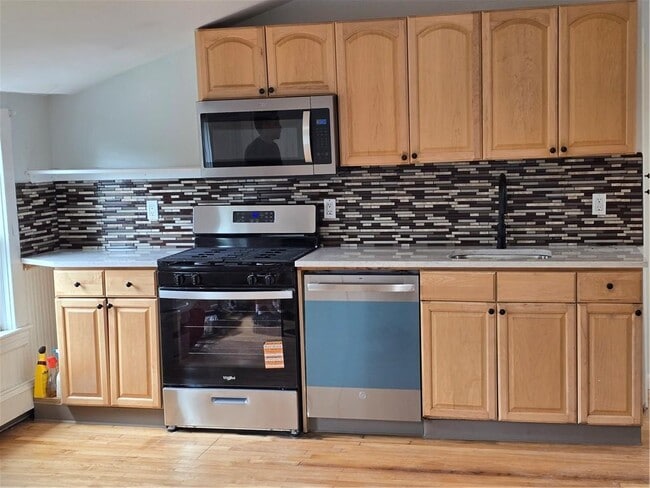 Primary Photo - 93 Bayview Ave