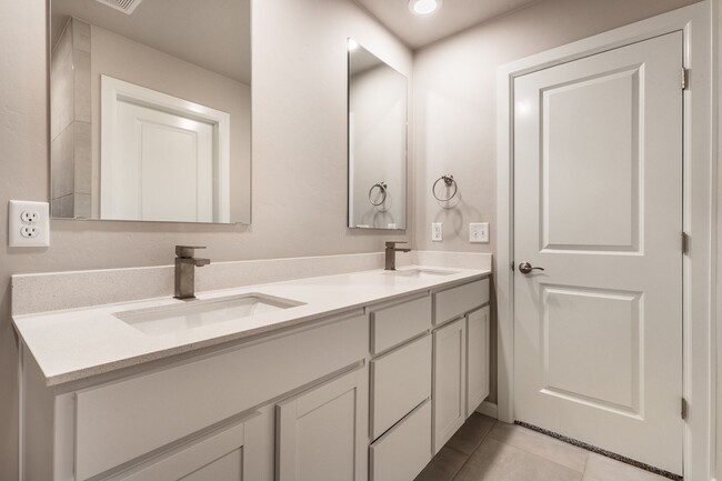 Building Photo - Available in Mustang. Showings begin Frida...