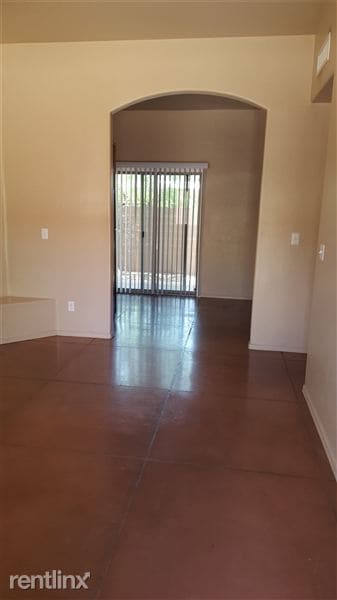 Building Photo - 3331 E Bermuda St