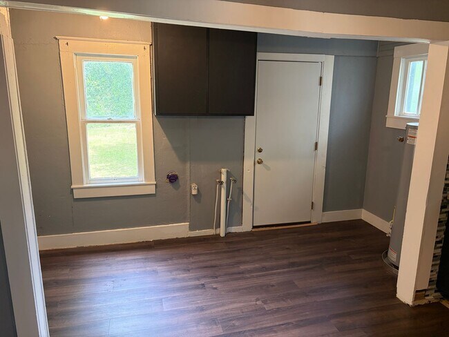 Building Photo - $900 move in special!