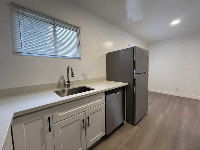 Kitchen - 3633 Kelton Ave