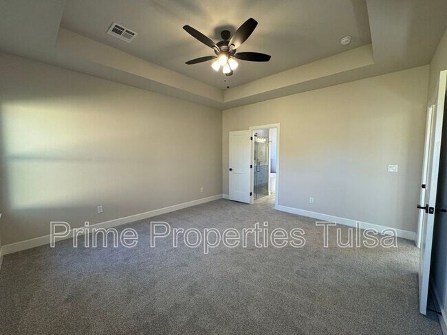 Building Photo - 1102 E Delmar Pl