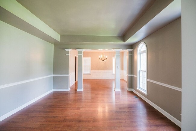 Building Photo - Spacious beautiful 5 bedroom 2.5 bath home...
