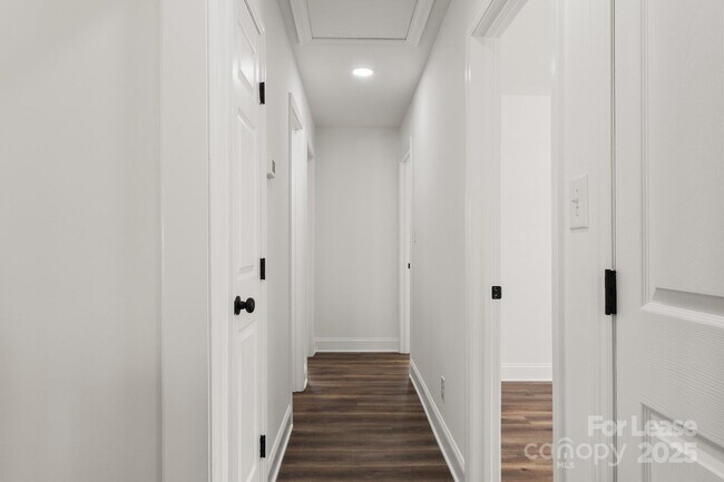 Building Photo - 815 Sharon Dr