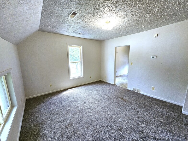 Building Photo - 170 Lathrop Ave