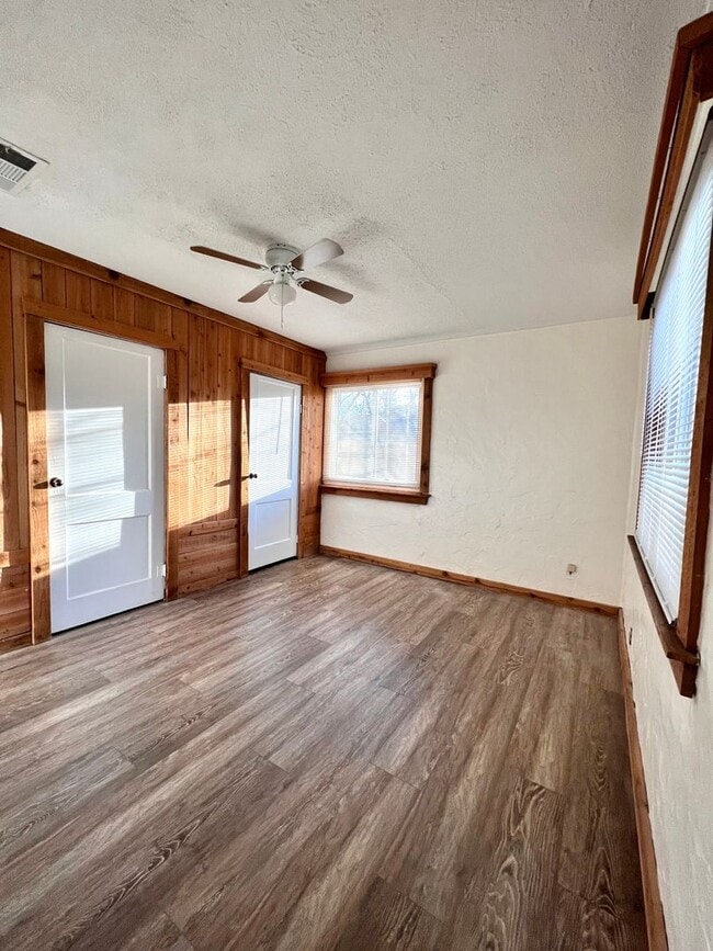 Building Photo - Adorable Cottage on Lytle