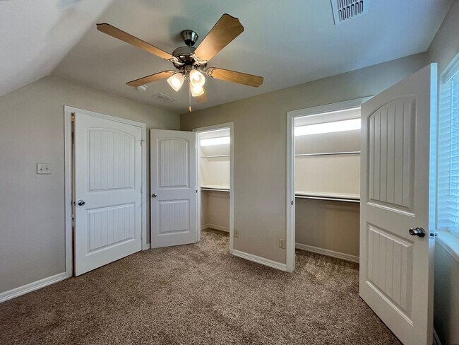 Building Photo - 302 Princess Place