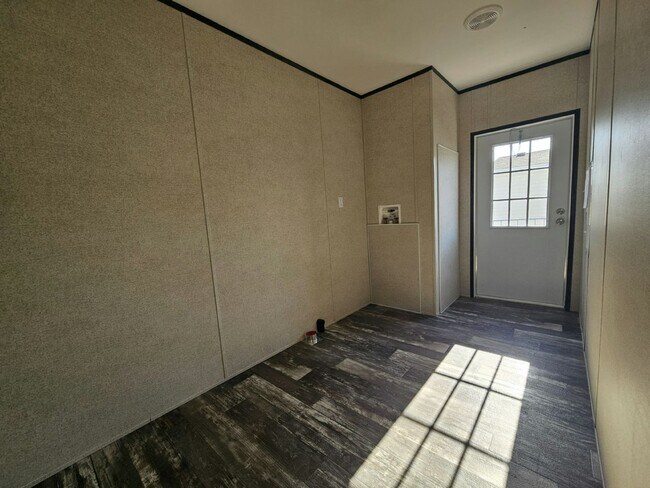Building Photo - 6631 Hidden Oaks Dr