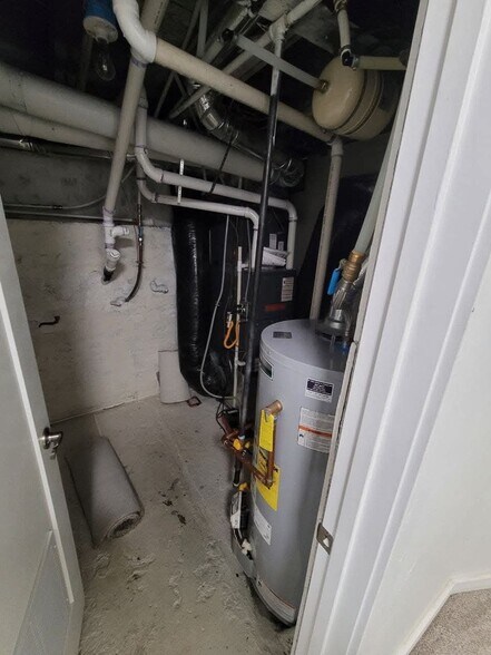 Building Photo - 1528 E Orman Ave