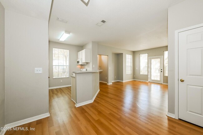 Building Photo - 13700 Richmond Park Dr N