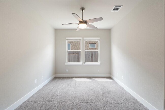 Building Photo - 336 Saturnia Dr