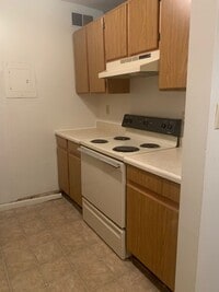Building Photo - 2 Bedroom 1 Bath Garden Apartment Available