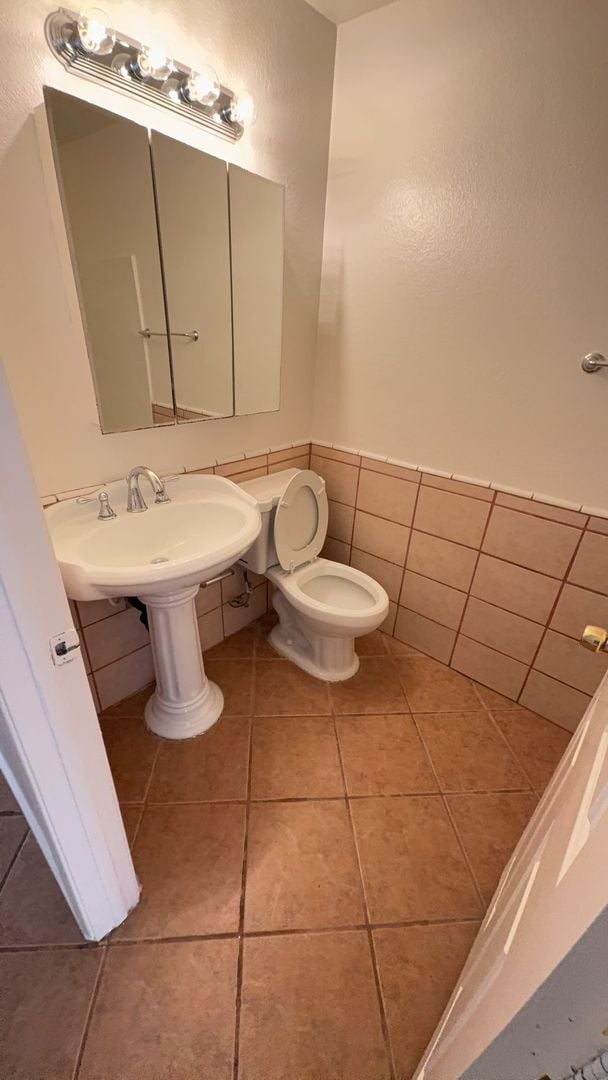 Building Photo - Adelanto 4 Bedroom