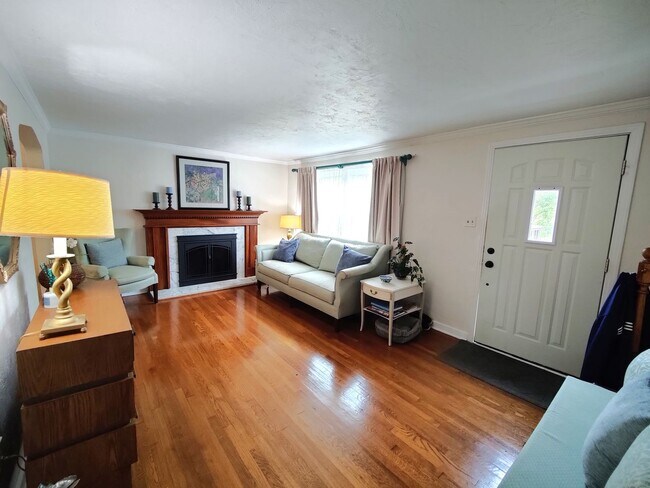 Building Photo - *Beautifully Updated & Spacious 3BD/2BA Si...