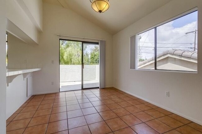 Building Photo - 3BD/3BA Townhome Available in Pacific Beach! ***Get a discounted price for $4,400 if you move in ...
