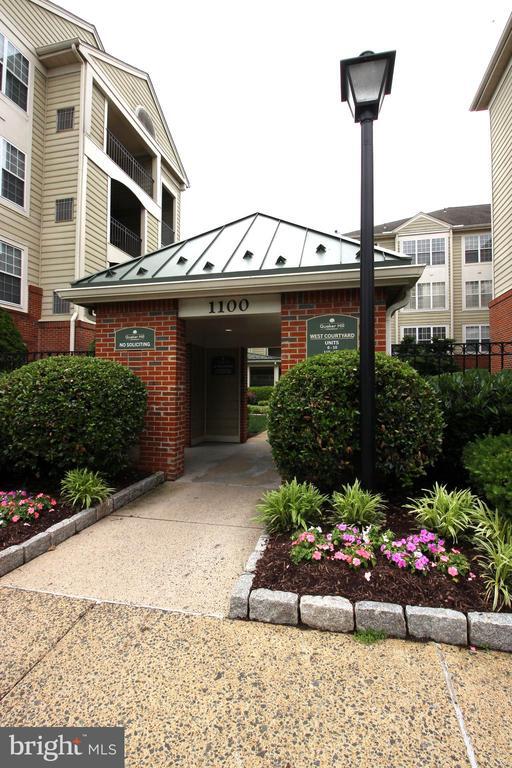 Building Photo - 1100 Quaker Hill Dr