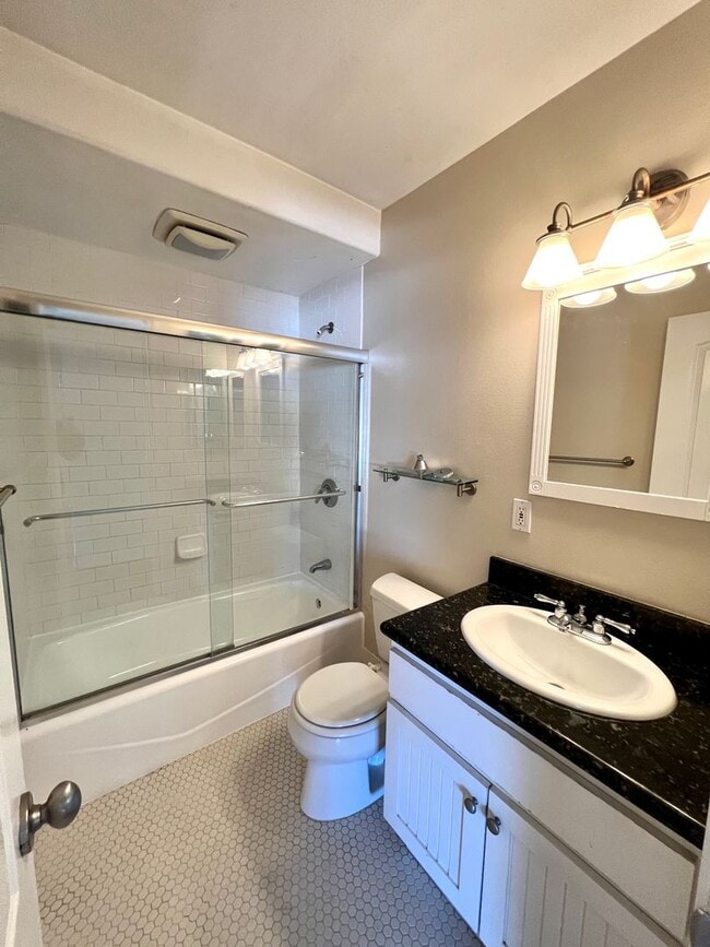Building Photo - Bright Upstairs 2BR/1.5BA with Parking & G...