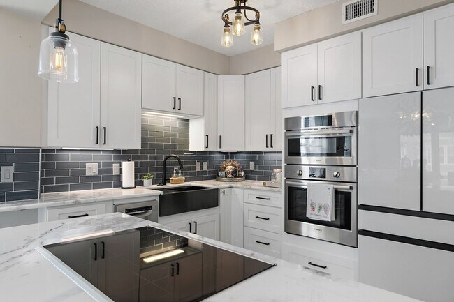 Building Photo - Remodeled Condo with Ocean Breezes!