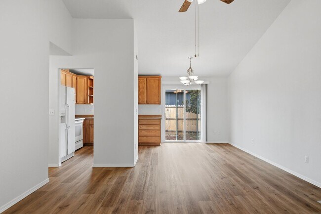 Building Photo - 313 S Nectarine St