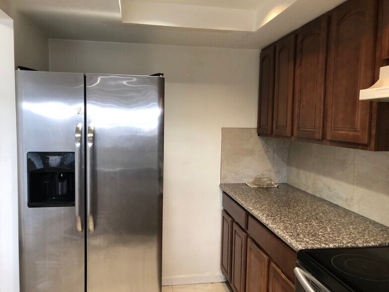 Building Photo - 9363 Fontainebleau Blvd