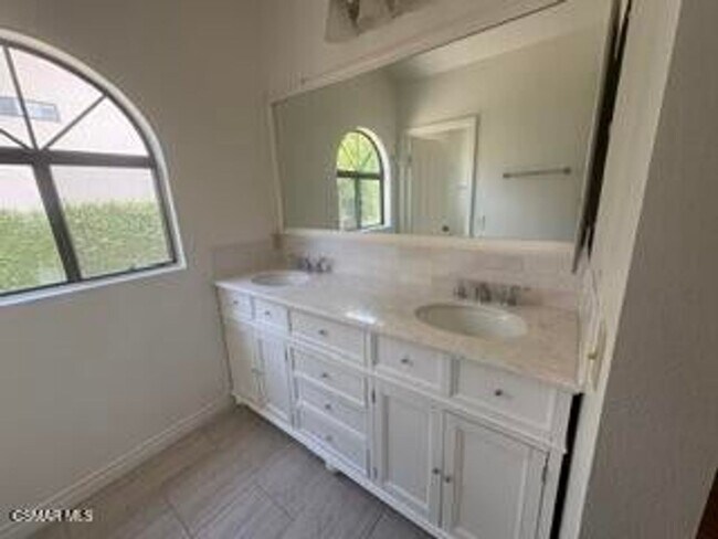 Building Photo - Welcome to this beautifully updated 3-bedroom, 2.5-bathroom home located in one of Calabasas