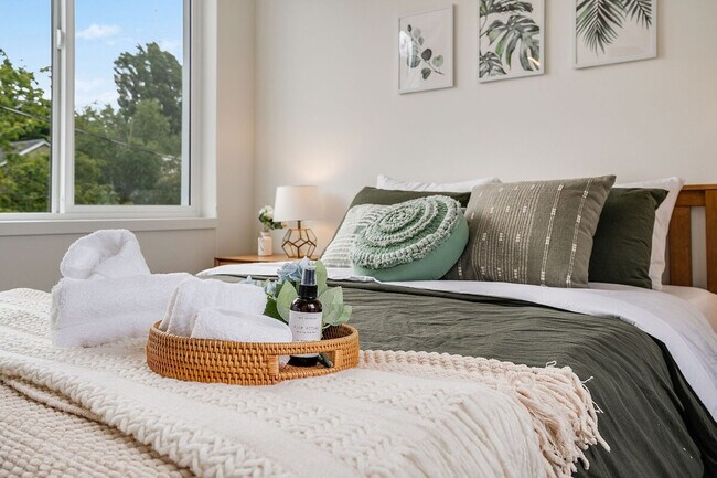 Building Photo - 1414 E Howell St