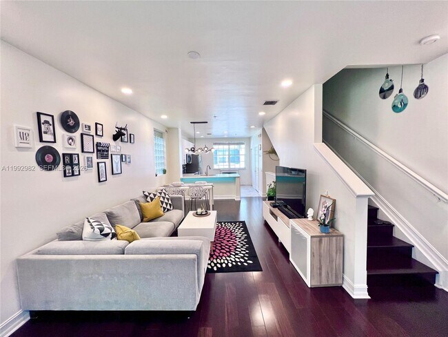 Building Photo - 450 NE 2nd Ave