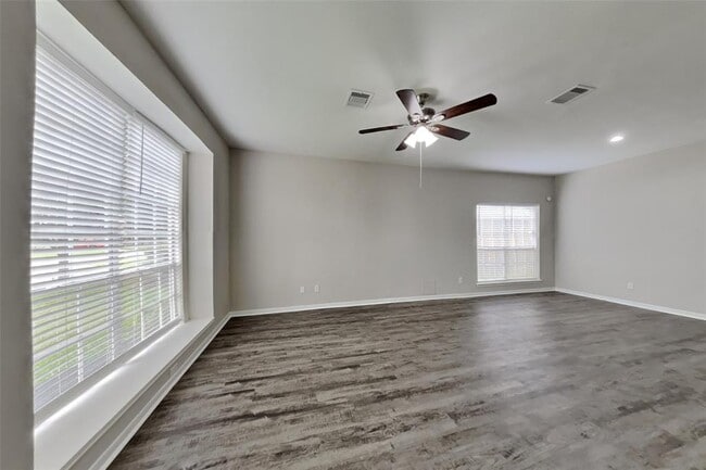 Building Photo - 16023 Willowpark Dr