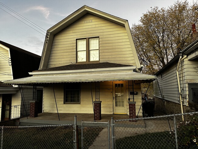 Building Photo - 925 Walnut St.