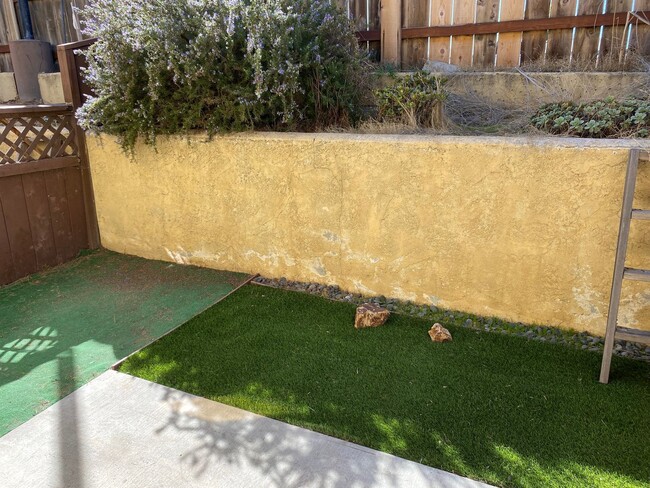 Building Photo - AFFORDABLE 1st Floor Condo & patio yard!