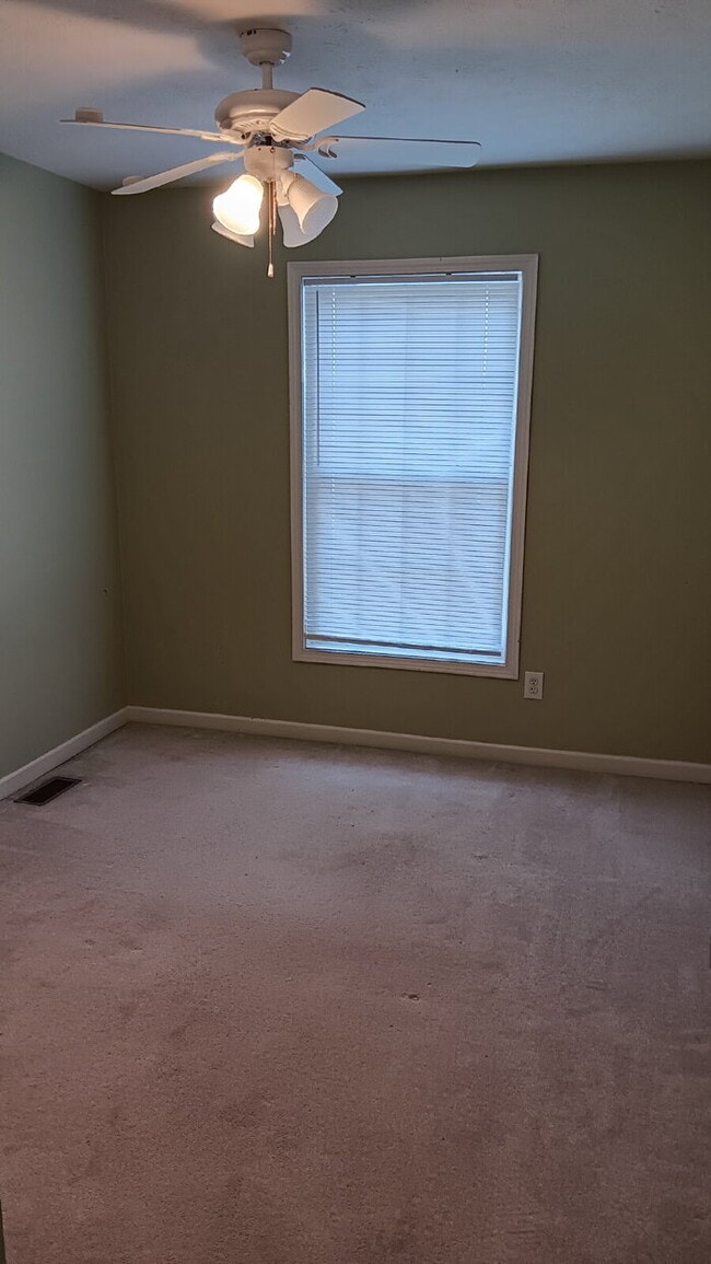 Building Photo - 3BR, 2.5BA end unit available August 1, 2025