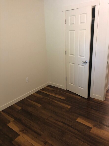 Building Photo - 909 W 4th Ave