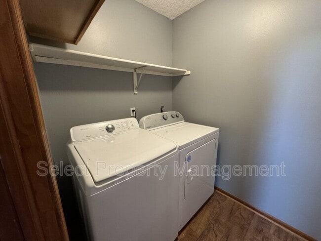 Building Photo - 627 Benderlock Way