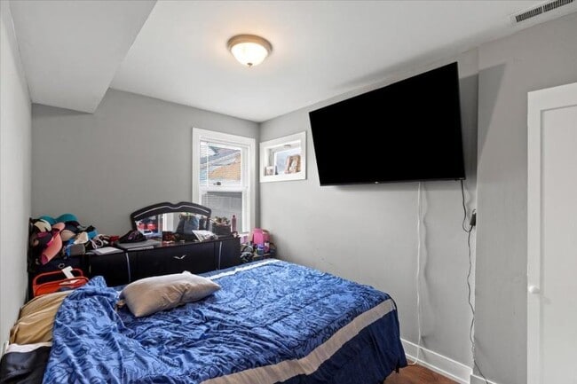 Building Photo - 3 bedroom in Chicago IL 60618