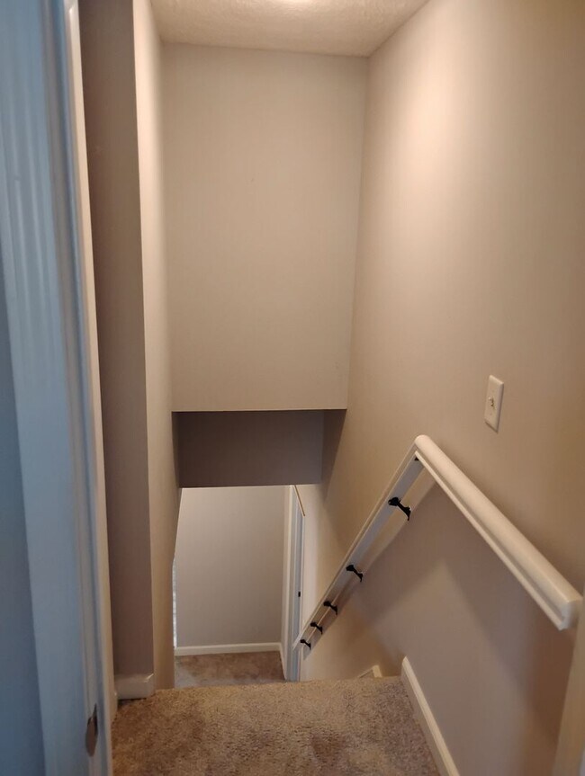 Building Photo - 4 Bedroom 1 Bath