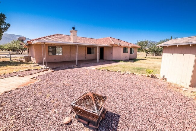Building Photo - Large Home in Quiet Area, 3 Bedroom, 2 Bat...