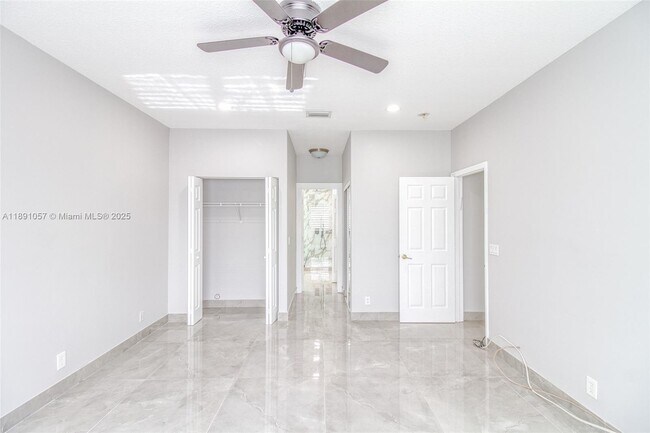 Building Photo - 3810 SW 51st St